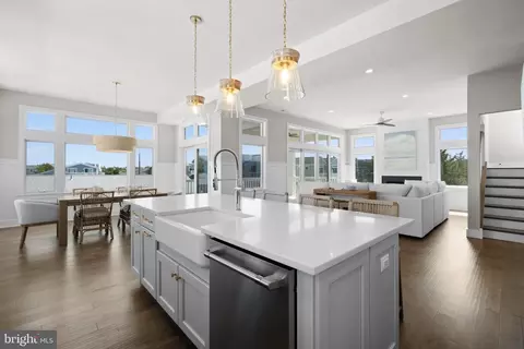 2 E 28th St #B, Barnegat Light, NJ 08006