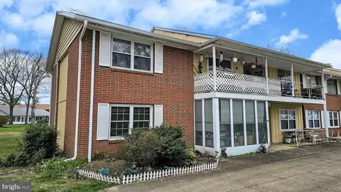 20 E Buckingham Dr, Lakewood, NJ 08701
