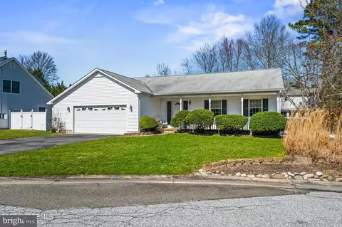 10 Hollow Ct, Manahawkin, NJ 08050