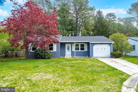 8 Attleboro La Sec Ln, Whiting, NJ 08759