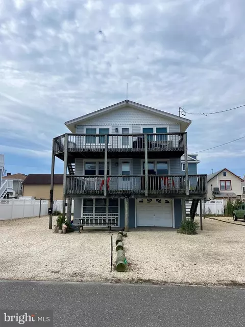 116 E 28th St, Ship Bottom, NJ 08008