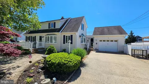 5 Jonathan Dr, Manahawkin, NJ 08050