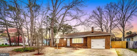 563 Shark Ln, Manahawkin, NJ 08050