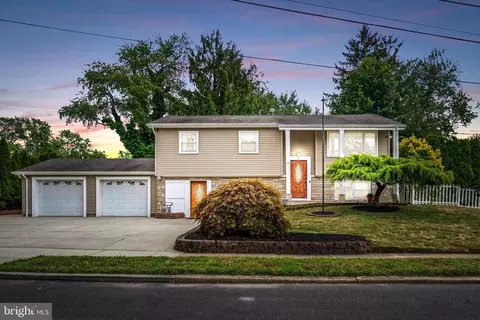 2 Everett Dr, Jackson, NJ 08527