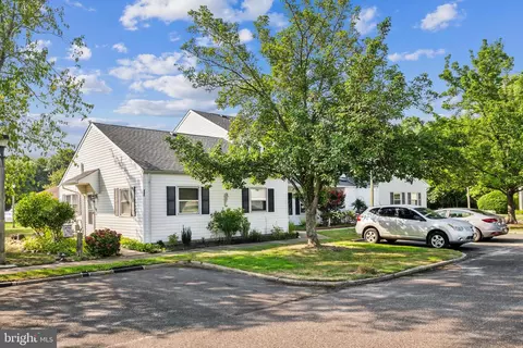 17 Chesapeake Ct, Barnegat, NJ 08005