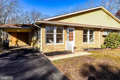 18 Acorn Rd # B, Manahawkin, NJ 08050