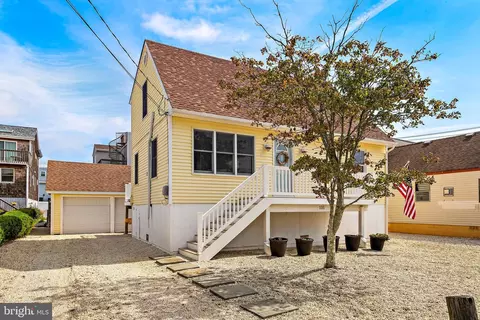 105 W 27th St, Ship Bottom, NJ 08008