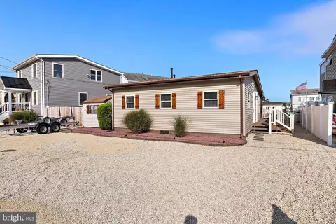 8 Weaver Dr, Manahawkin, NJ 08050