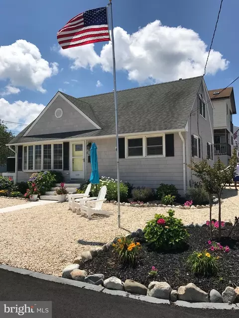 110 W 3rd St, Ship Bottom, NJ 08008