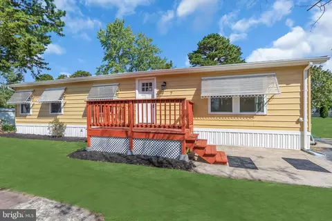 7 Arbor St, Whiting, NJ 08759