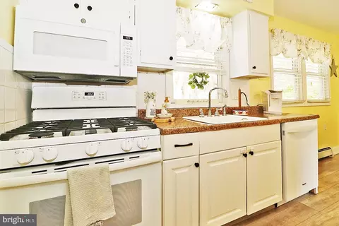 Kitchen - 364 Constitution Dr, Forked River, NJ 08731 photo 5 of 5