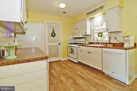 Kitchen - 364 Constitution Dr, Forked River, NJ 08731 photo 2 of 5