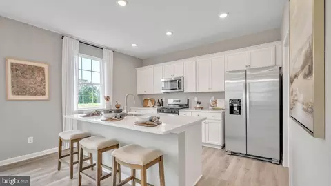 8 Plunder Ave, Barnegat, NJ 08005