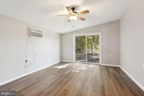 Living - 407 Constitution Dr, Forked River, NJ 08731 photo 6 of 7