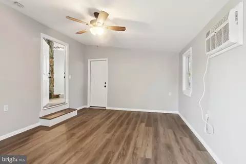 Living - 407 Constitution Dr, Forked River, NJ 08731 photo 5 of 7