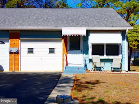 28 Monticello Dr #B, Manchester, NJ 08759
