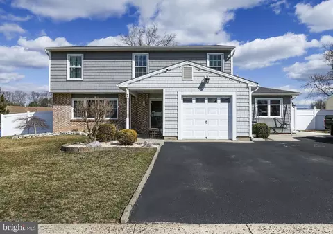 7 Boulder Dr, Barnegat, NJ 08005