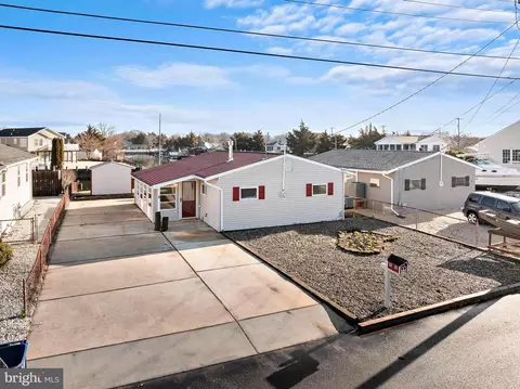 8 Cranbury Lake Dr, Tuckerton, NJ 08087