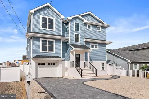 31 Phyllis Ln, Manahawkin, NJ 08050