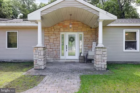 390 E Millstream Rd, Cream Ridge, NJ 08514