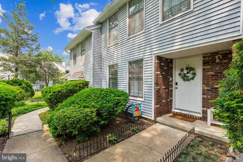 12 Barnes Ln, Toms River, NJ 08753