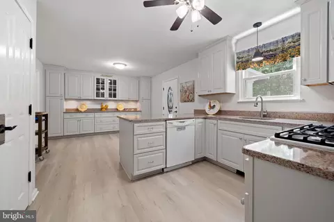 470 N Nautilus Dr, Manahawkin, NJ 08050