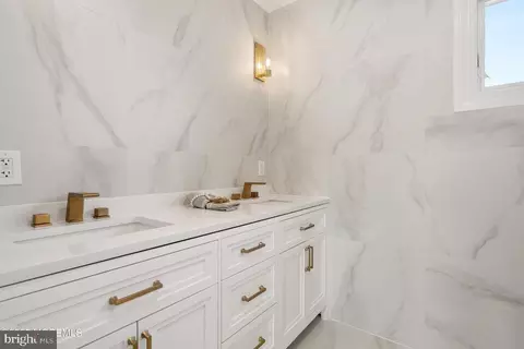 Bath - 1 Capstan Rd, Waretown, NJ 08758 photo 2 of 4