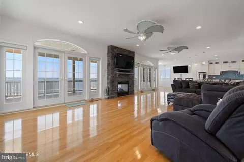 Living - 1508 Beach Blvd, Forked River, NJ 08731 photo 4 of 5