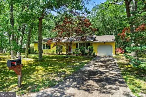 1 Avon Ln, Waretown, NJ 08758