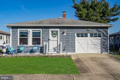 15 Aztec Ct, Toms River, NJ 08757