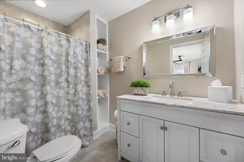 Bath - 784 Constitution Dr, Brick, NJ 08724 photo 2 of 3
