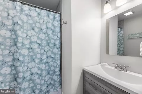 Bath - 784 Constitution Dr, Brick, NJ 08724 photo 3 of 3
