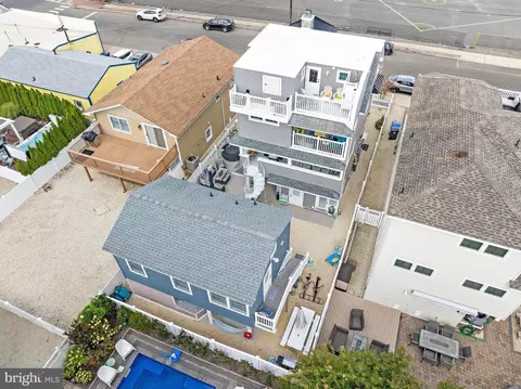 222 7th St, Beach Haven, NJ 08008