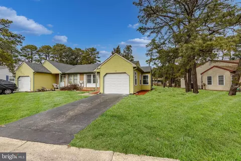 4 B Greenwood Ln, Whiting, NJ 08759