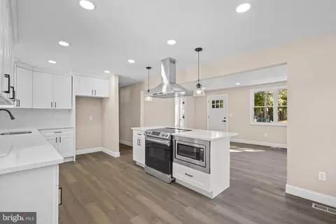 393 E Millstream Rd, Cream Ridge, NJ 08514