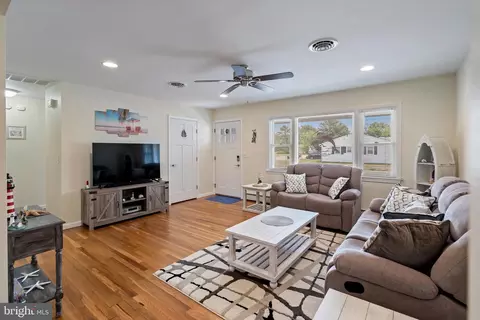 90 Westbrook Dr, Toms River, NJ 08757