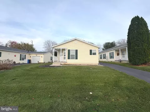 30 Fort Lee Dr, Manahawkin, NJ 08050