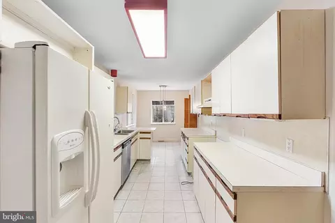 Entry Way - 11 Tiller Dr, Waretown, NJ 08758 photo 3 of 8