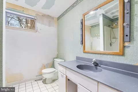 Bath - 11 Tiller Dr, Waretown, NJ 08758 photo 2 of 3