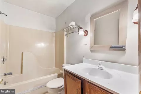 Bath - 11 Tiller Dr, Waretown, NJ 08758 photo 1 of 3