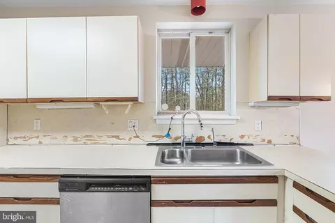 Kitchen - 11 Tiller Dr, Waretown, NJ 08758 photo 2 of 2