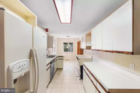 Entry Way - 11 Tiller Dr, Waretown, NJ 08758 photo 5 of 8