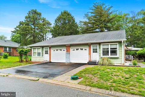 17 Bennington Ln # B, Whiting, NJ 08759