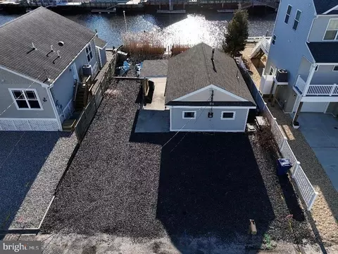 41 W Raritan Dr, Tuckerton, NJ 08087