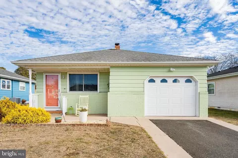 205 Bonaire Dr, Toms River, NJ 08757