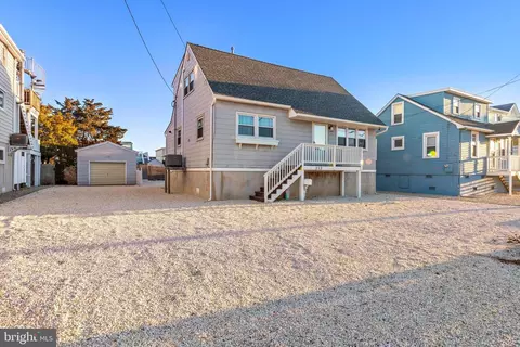 213 13th St, Ship Bottom, NJ 08008