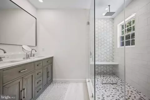 Bath - 304 Mackenzie Dr, Jackson, NJ 08527 photo 2 of 5