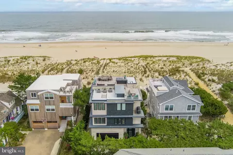 11 3rd St, Surf City, NJ 08008