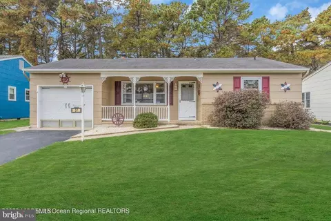 37 Zeeland Dr, Toms River, NJ 08757