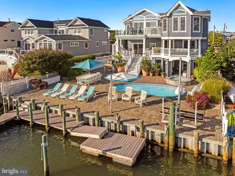 359 W 12th St, Ship Bottom, NJ 08008